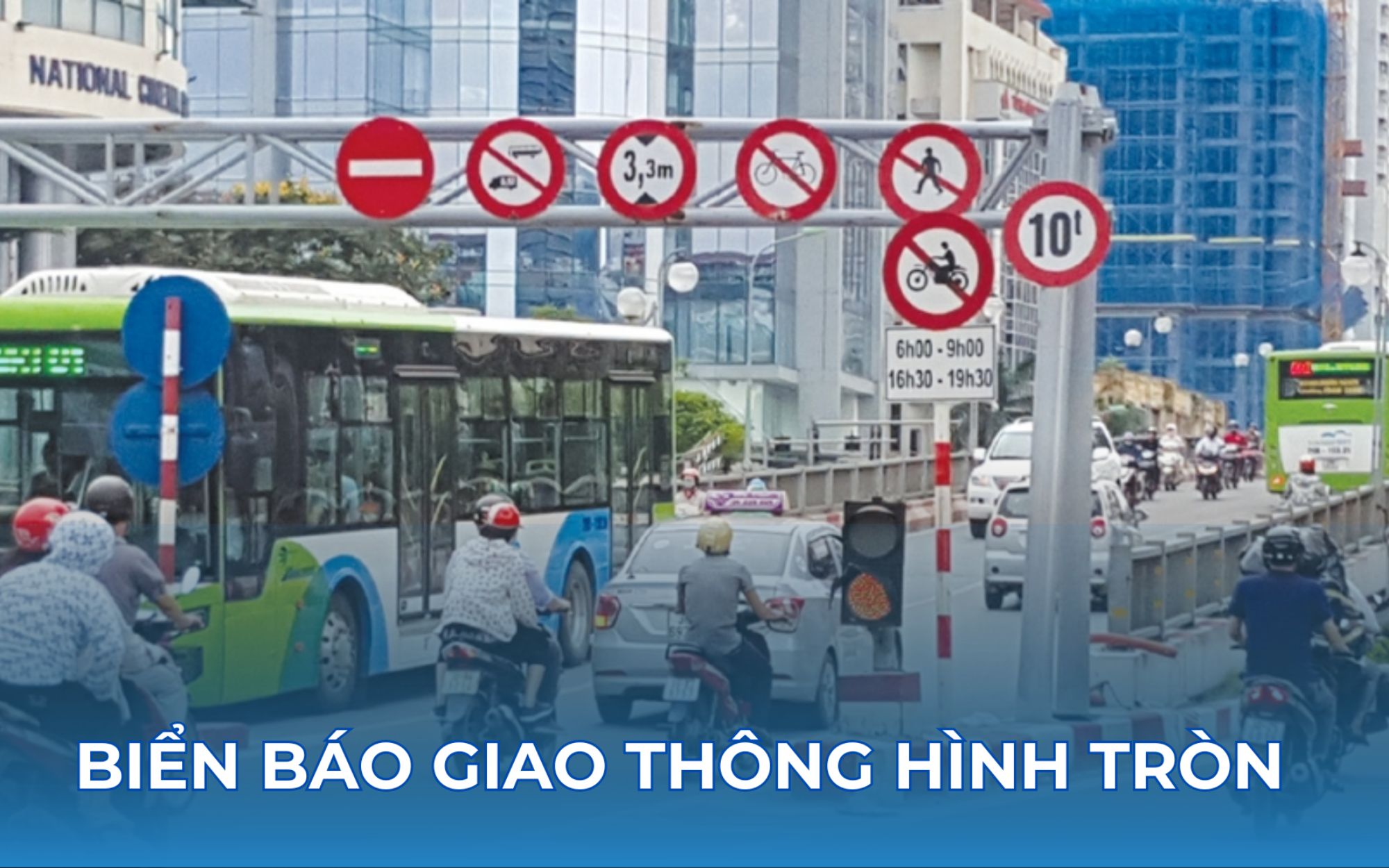 biển báo giao thông hình tròn treo trên giá